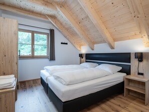 4 bedrooms, bed sheets