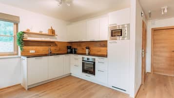 Microwave, oven, dishwasher, coffee/tea maker