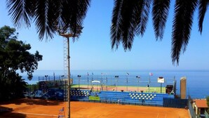 Ein Tennisplatz mit Blick auf den Ozean.