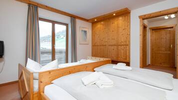 10 bedrooms, bed sheets