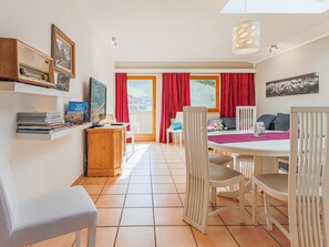 Khu vực ăn uống tại phòng