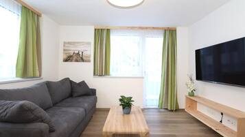 Apartment (2 Bedrooms) | Wohnzimmer | Fernseher
