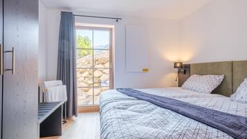 4 bedrooms, bed sheets