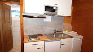 Coffee/tea maker, fridge, microwave, oven