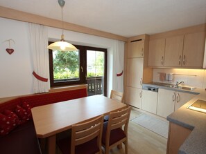 Een koelkast, een magnetron, een oven, een vaatwasser