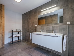 Bathroom - With Guts Living Top 2 (Leogang)