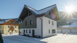 Unclassified image, 2 of 20, button - With Guts Living Top 2 (Leogang)