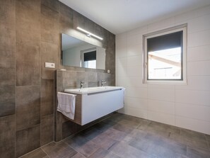 Shower - With Guts Living Top 2 (Leogang)