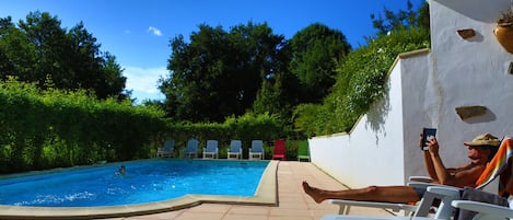 Una piscina al aire libre