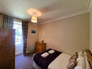 4 bedrooms, iron/ironing board, Internet, bed sheets
