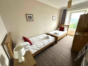 4 bedrooms, iron/ironing board, Internet, bed sheets - McCaig's Tower Apartment - Retreat Group (Oban)