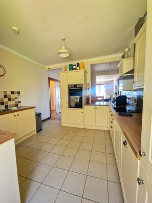 Fridge, microwave, oven, stovetop - McCaig's Tower Apartment  - Retreat Group (Oban)