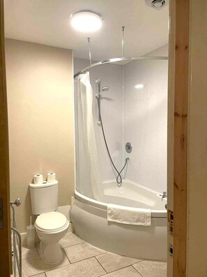 Combined shower/bathtub, towels - McCaig's Tower Apartment - Retreat Group (Oban)