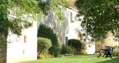 Les Granges du Château : Charming gîte with swimming pool in Burgundy