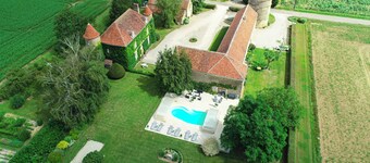 Les Granges du Château : Charming gîte with swimming pool in Burgundy