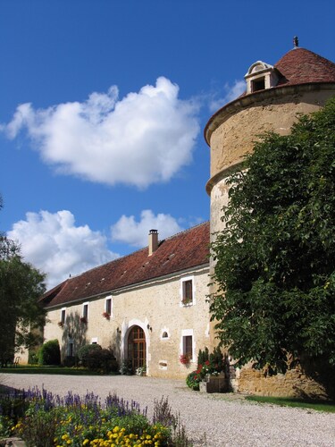 Les Granges du Château : Gîte de Charme avec piscine en Bourgogne