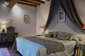 5 bedrooms, desk, iron/ironing board, travel cot