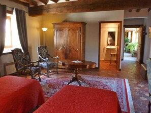 5 slaapkamers, een bureau, een strijkplank/strijkijzer, reisbedje