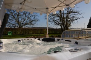 Outdoor spa tub