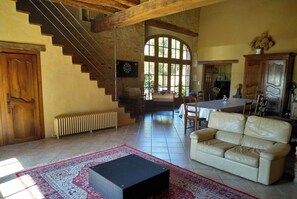 Chimenea, futbolito, tenis de mesa y libros 