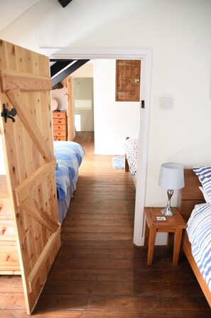 3 bedrooms, iron/ironing board, internet, bed sheets