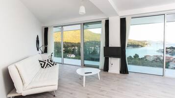 Villa (Five-Bedroom Villa with Private Pool) | Living room