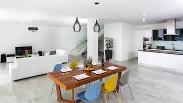 Villa (Five-Bedroom Villa with Private Pool) | In-room dining