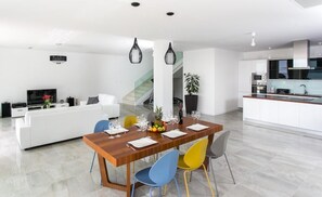 Biệt thự (Five-Bedroom Villa with Private Pool) | Khu vực ăn uống tại phòng