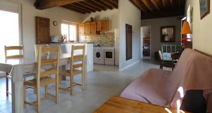 Charming Farmhouse with Medieval Tower, Garden & Games in Aufferville, Pets Welcome!