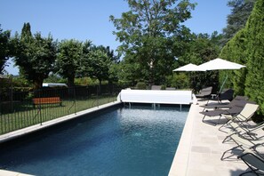 Una piscina al aire libre, una piscina climatizada