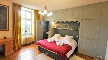 5 bedrooms, iron/ironing board, travel cot, free WiFi