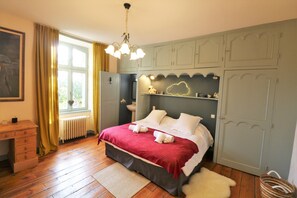 5 habitaciones, tabla de planchar con plancha y cuna de viaje