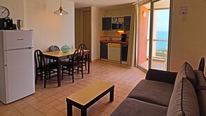Living area - Air-conditioned studio, sea view, pool and parking (Sète)