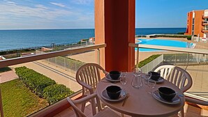 Outdoor dining - Air-conditioned studio, sea view, pool and parking (Sète)