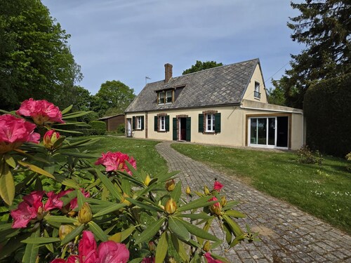Countryside Retreat with Game Room, Spacious Garden, and Modern Amenities