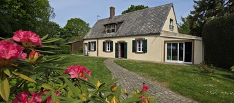 Countryside Retreat with Game Room, Spacious Garden, and Modern Amenities