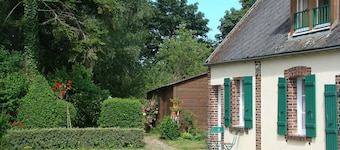 Countryside Retreat with Game Room, Spacious Garden, and Modern Amenities