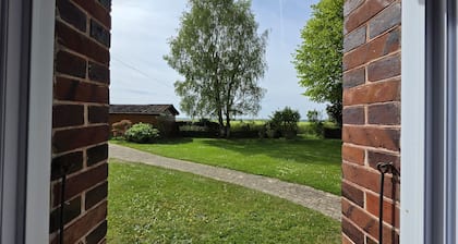 Maison Nature avec Salle de Jeux, Jardin Clos, et Wi-Fi à Dampierre-sous-Brou