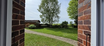 Countryside Retreat with Game Room, Spacious Garden, and Modern Amenities