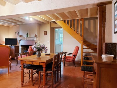 Countryside Retreat with Game Room, Spacious Garden, and Modern Amenities
