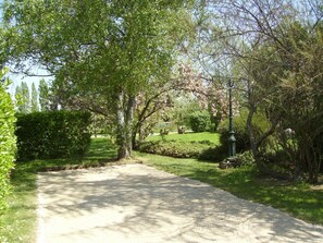 Property grounds - Charming 19th-Century Retreat with Spacious Park, Yoga, Cozy Fireplace, and Outdoor Adventures (La Saucelle)