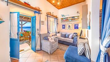Cottage | Living room | 24-inch Smart TV with satellite channels, TV, Netflix