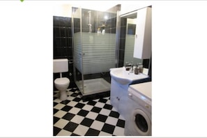 아파트 (Two Bedroom Apartment with Terrace) | 욕실 | 샤워 시설, 헤어드라이어, 타월