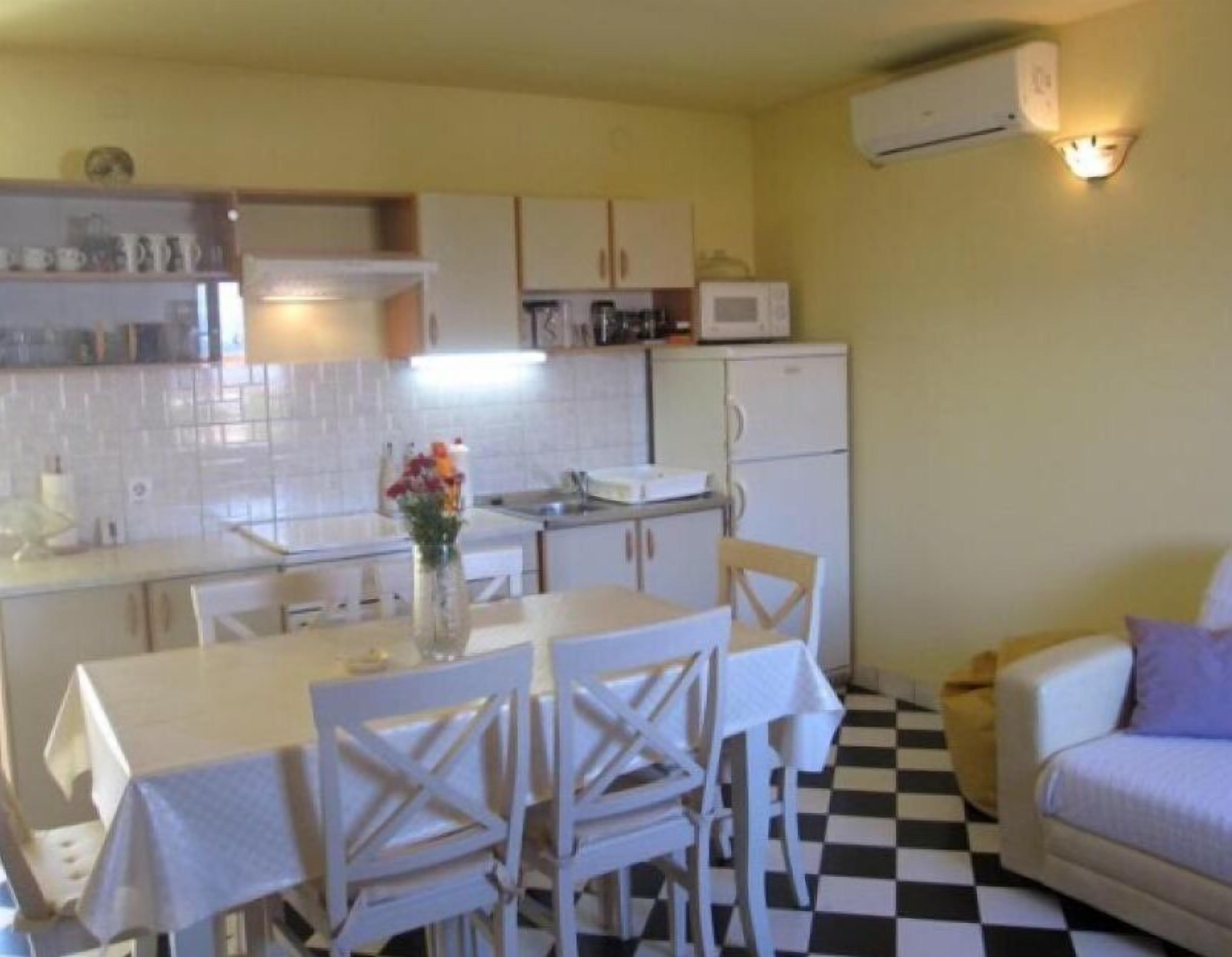 Leilighet (Two Bedroom Apartment with Terrace) | Eget kjøkken | Kjøleskap, mikrobølgeovn, kokeplater og kjøkkenutstyr