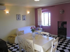 아파트 (Two Bedroom Apartment with Terrace) | 다이닝룸