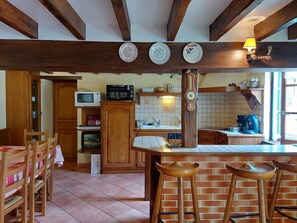 Fridge, dishwasher - Charming Country Getaway with Garden, Near Paris - Sleeps 6 (Dangeau)