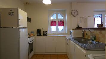 Een koelkast, een microgolfoven, een oven, een vaatwasser