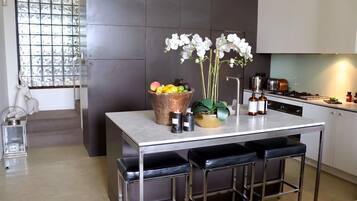 Micro-ondes, lave-vaisselle, cafetiĂšre/bouilloire, grille-pain