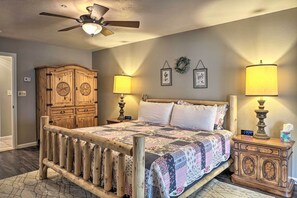 4 bedrooms, iron/ironing board, Internet, bed sheets - Waterfront Hollister Retreat w/ Dock & Game Room! (Hollister)