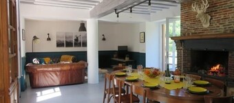 Forest Retreat with Games, Fireplace & BBQ - Ideal for Families and Groups